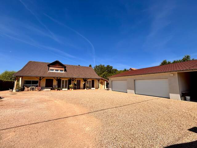 Maison familiale 179 m² - 4 Chambres - Dépendance 5 Garages - Atelier - Appentis - Terrain 1600 m² - TOURNUS — photo du bien