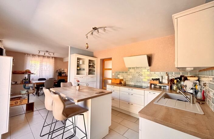 Maison familiale 179 m² - 4 Chambres - Dépendance 5 Garages - Atelier - Appentis - Terrain 1600 m² - L'ABERGEMENT-DE-CUISERY (71) — photo 5