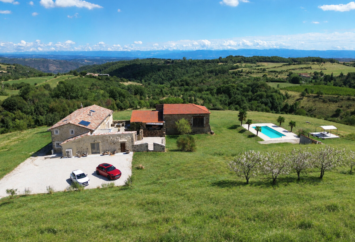 Propriété d'Exception Rénovée – 7.5 hectares - Étang privée - vue panoramique - Piscine - Source — photo 1