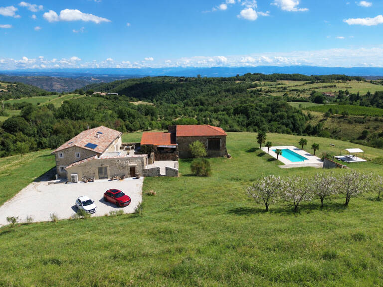 Propriété d'Exception Rénovée – 7.5 hectares - Étang privée - vue panoramique - Piscine - Source — photo 1