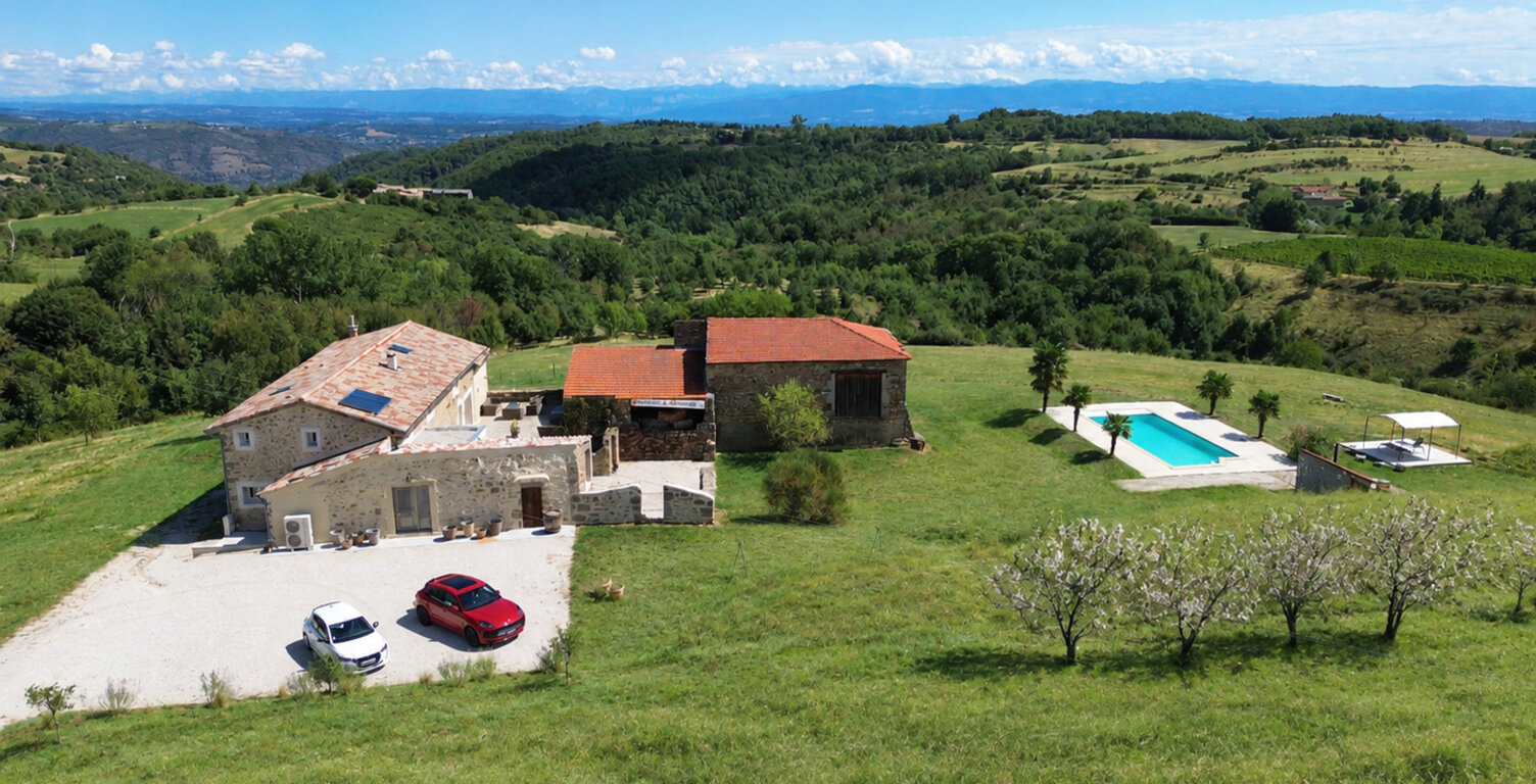 Propriété d'Exception Rénovée – 7.5 hectares - Étang privée - vue panoramique - Piscine - Source — photo 1