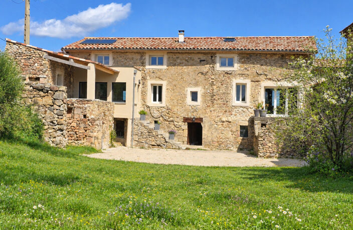 Propriété d'Exception Rénovée – 7.5 hectares - Étang privée - vue panoramique - Piscine - Source — photo 2