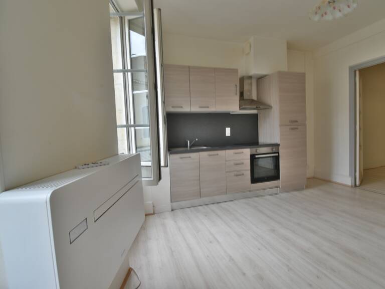 appartement à louer 2 pièces SAINTE LIVRADE SUR LOT (47) joli T 2 rénové — photo 1