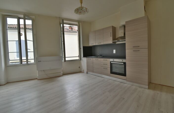 appartement à louer 2 pièces SAINTE LIVRADE SUR LOT (47) joli T 2 rénové — photo 3