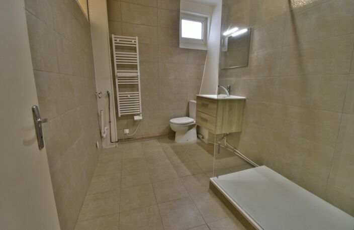 appartement à louer 2 pièces SAINTE LIVRADE SUR LOT (47) joli T 2 rénové — photo 4