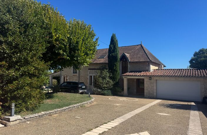 PERIGUEUX (Chancelade) Maison à louer T 6 de 210 m² avec terrain de 1450 m², piscine — photo 2