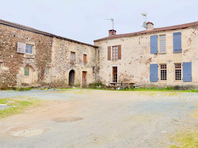 A Vendre MERVENT propriete de 245M2 — photo du bien