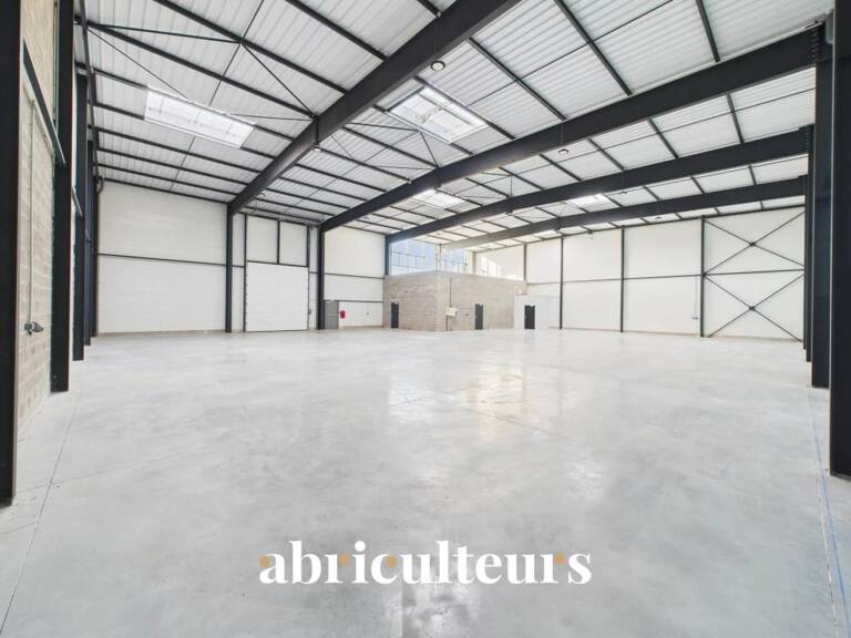 Bâtiment d'activité avec parking privatif de 600 m² — Chartres (28000) — photo 1