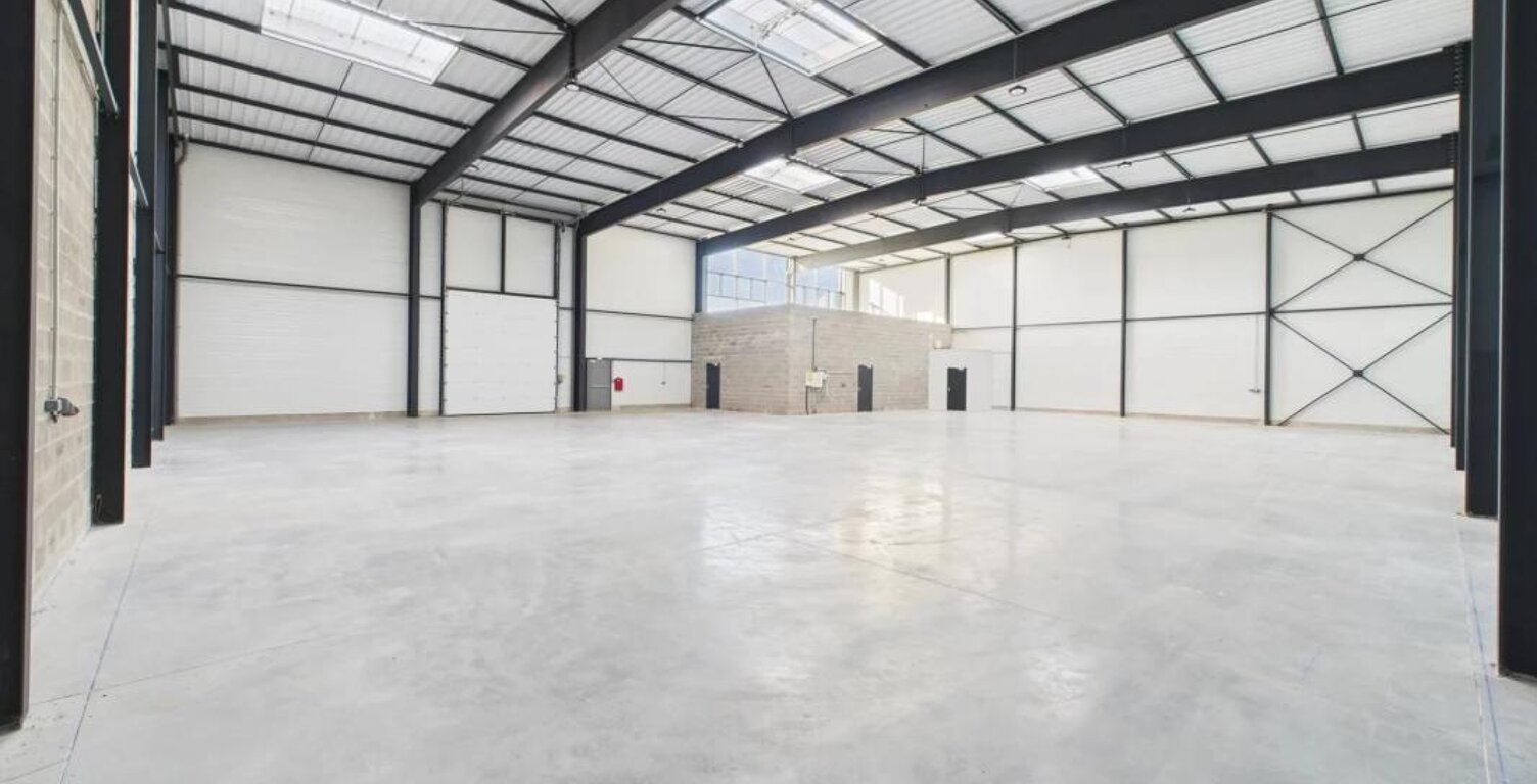 Bâtiment d'activité avec parking privatif de 600 m² — Chartres (28000) — photo 1