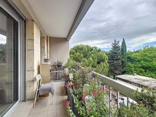 Appartement T2 Meublé - À Louer - Avignon Intra-Muros - Parking - Balcon — photo du bien