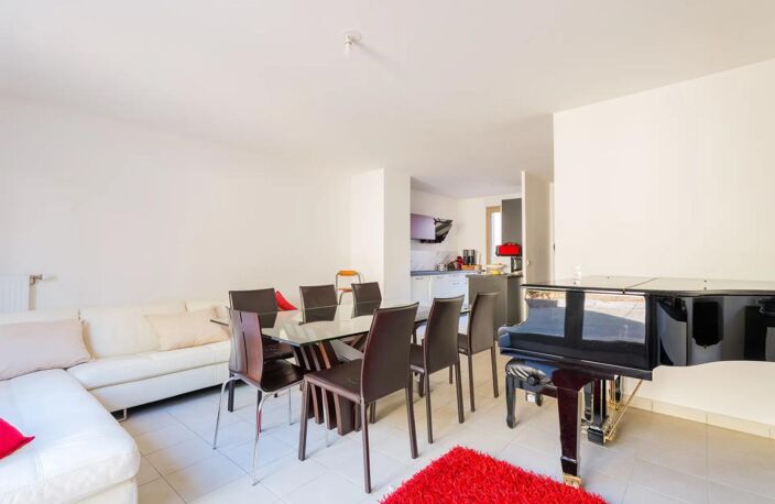 LE RAINCY - Maison en triplex de type T4 de 94 m² avec cave, jardin — photo 2