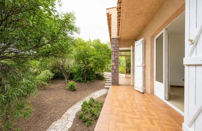 83370 SAINT AYGULF - GRAND BOUCHAREL - MAISON A RENOVER - 6 PIÈCES - 4 CHAMBRES - VUE MER — photo 4