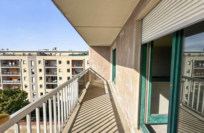 Joli studio en étage élevé à Villeurbanne — photo 2