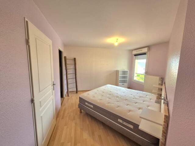 Bel appartement meublé 2 chambres avec balcon, cave, garage et parking — photo du bien