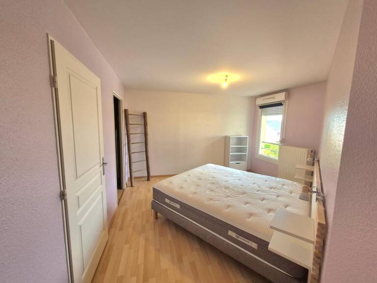 Bel appartement meublé 2 chambres avec balcon, cave, garage et parking — photo 1