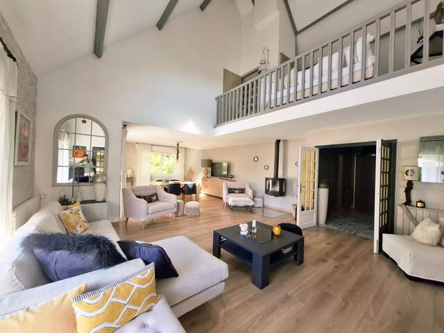 Maison d’architecte construit dans un écrin de verdure à 2 pas des commerces  À Vendre — photo du bien