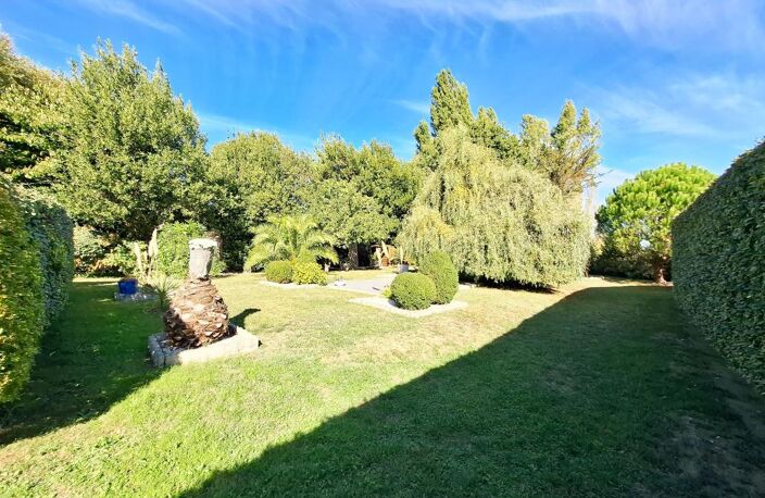 Maison d’architecte construit dans un écrin de verdure à 2 pas des commerces  À Vendre — photo 2