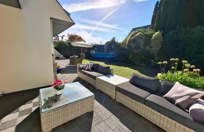 Maison d’architecte construit dans un écrin de verdure à 2 pas des commerces  À Vendre — photo 3