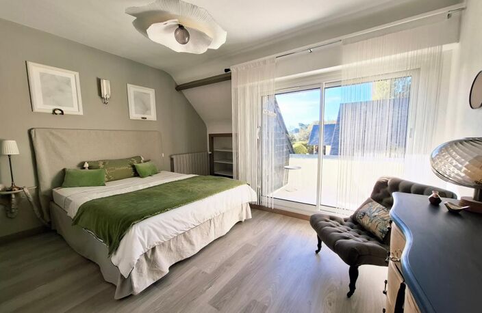 Maison d’architecte construit dans un écrin de verdure à 2 pas des commerces  À Vendre — photo 4