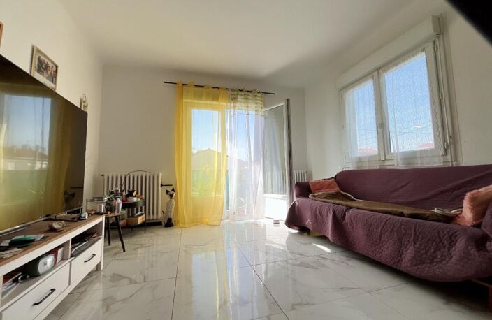 Magnifique appartement de 60 m² de type T3 au 1 er étage avec balcon, cave et place de parking en garage fermé — photo 2