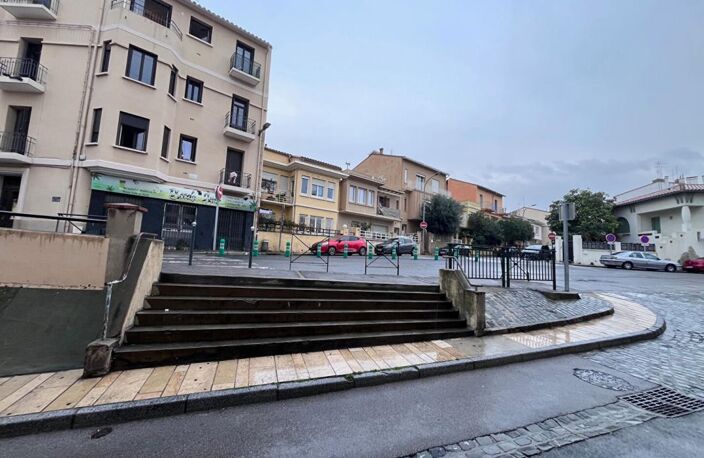 Immeuble de rapport comprenant 4 appartements et 1 local commercial en très bon état loué en étudiant et en AIR BNB — photo 2