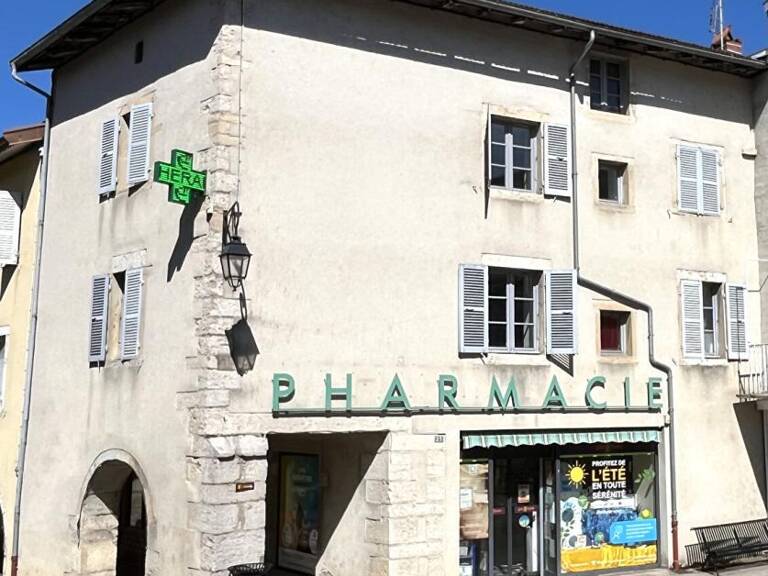 Immeuble avec local commercial et appartement  - Arinthod centre — photo 1