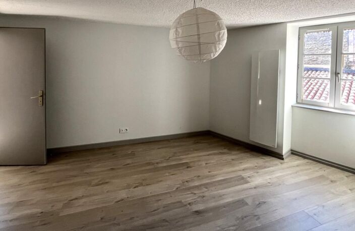 Immeuble avec local commercial et appartement  - Arinthod centre — photo 4