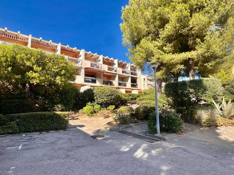 BANDOL - PROXIMITE CENTRE VILLE ET COMMERCES - STUDIO 24 M² - PARKING PRIVATIF — photo 1
