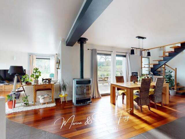 Maison contemporaine avec grand terrain — photo du bien
