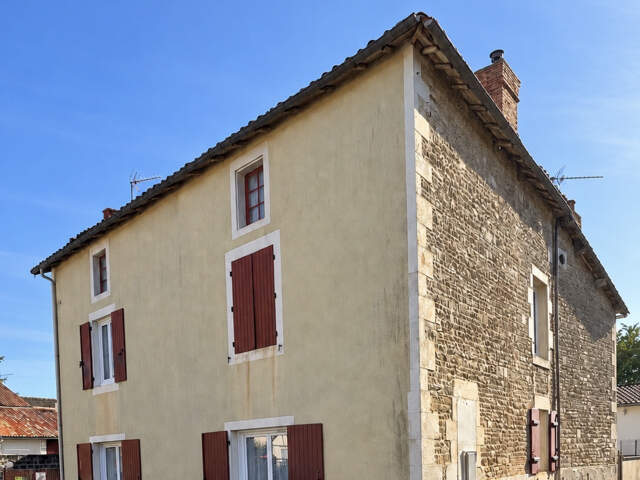 Sauze-Vaussais   201 m2 Property with Gîte and 128 m2 Garage — photo du bien