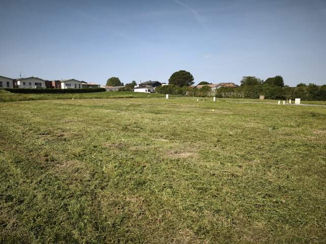 Terrain constructible de 250 m² à Toulenne — photo du bien