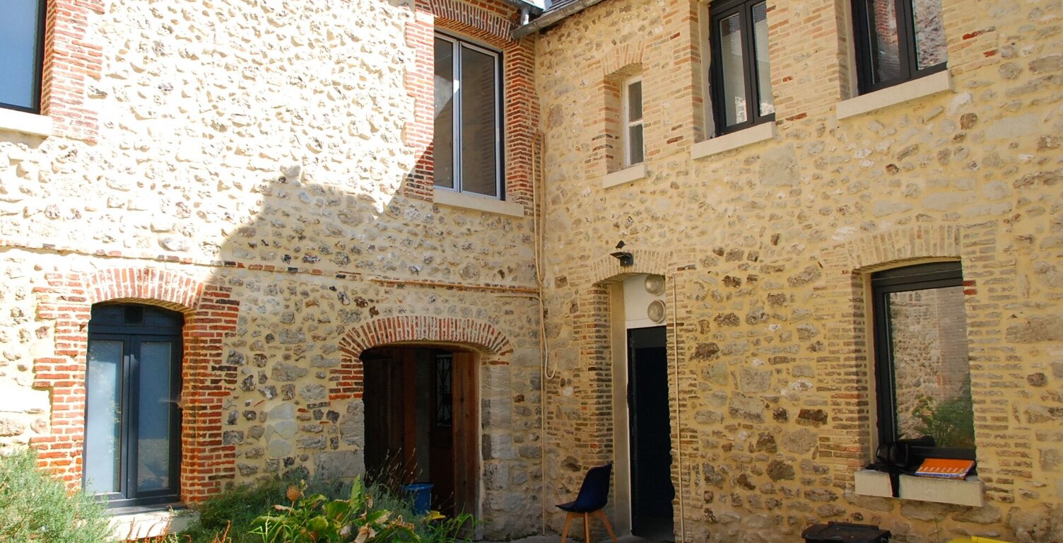 FECAMP IMMEUBLE DE RAPPORT DANS UNE MAISON BRIQUES ET SILEX AVEC JARDIN ET DEPENDANCES — photo 1