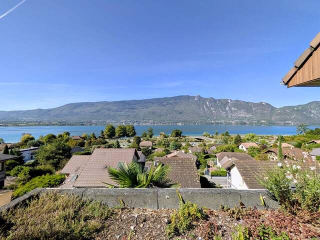 Appartement T4 rénové avec vue lac — photo du bien
