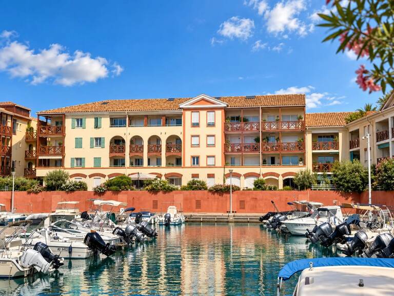 PORT FRÉJUS - STUDIO AVEC CHAMBRE FERMÉE, TERRASSE ET VUE SUR LE PORT — photo 1