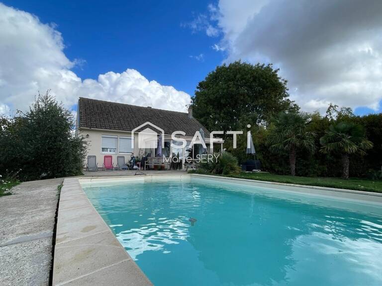 Maison de plain-pied lumineuse avec piscine, grand sous-sol aménagé — photo 1