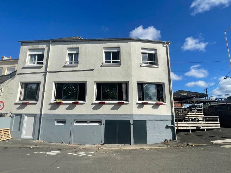 Murs commerciaux de 104 m² Loyer perçu 17 853,00 EUR / an — photo 1