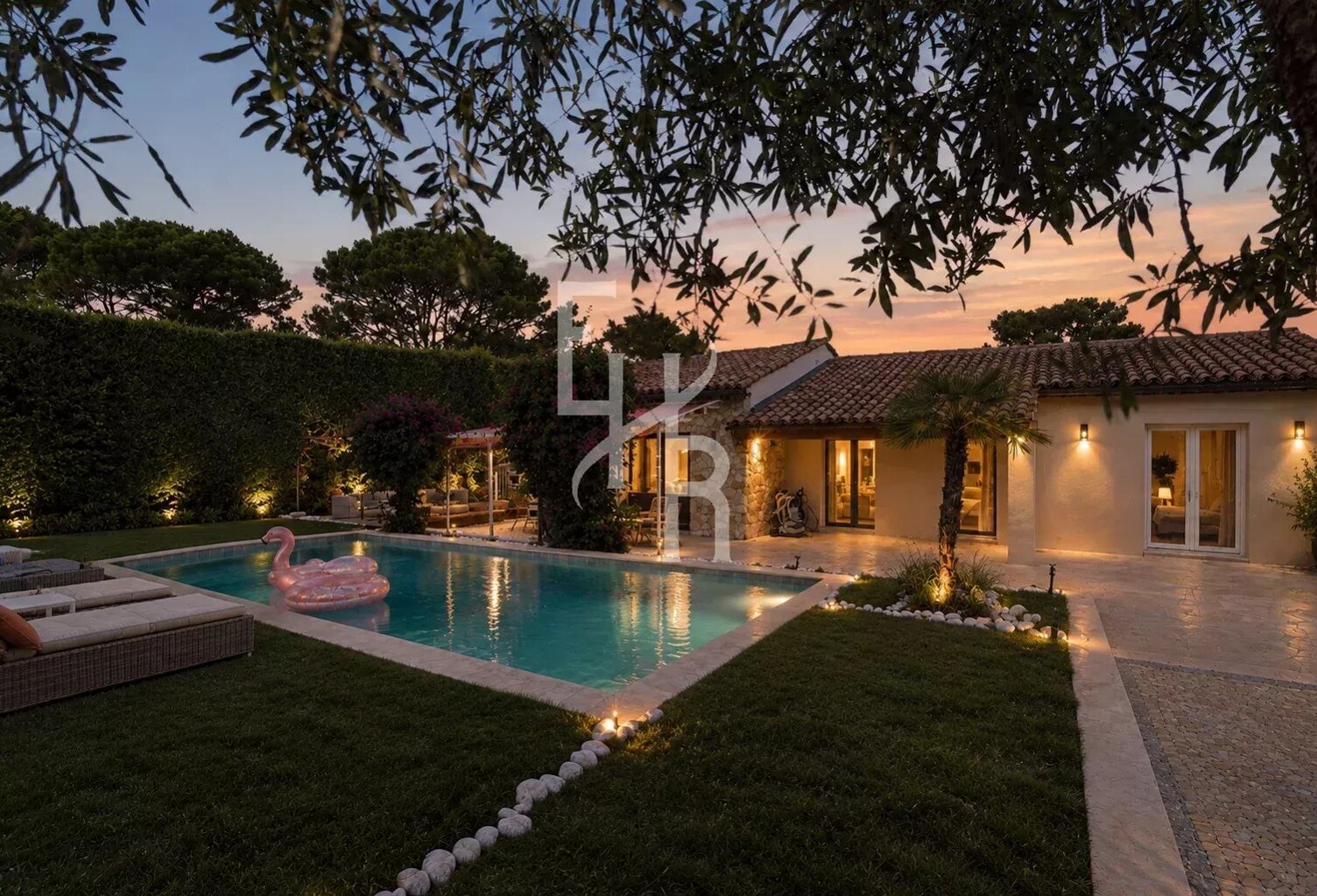 VILLA D’EXCEPTION AU CŒUR D’UN DOMAINE RECHERCHÉ — photo 1