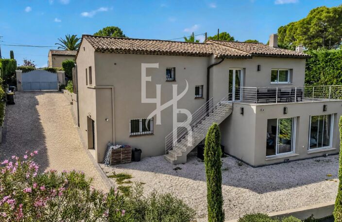 VILLA D’EXCEPTION AU CŒUR D’UN DOMAINE RECHERCHÉ — photo 3