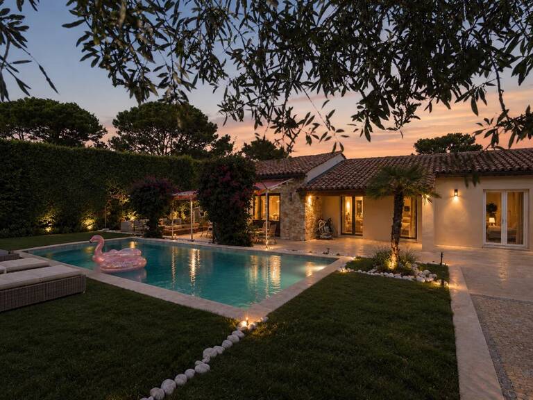 VILLA D’EXCEPTION AU CŒUR D’UN DOMAINE RECHERCHÉ — photo 1