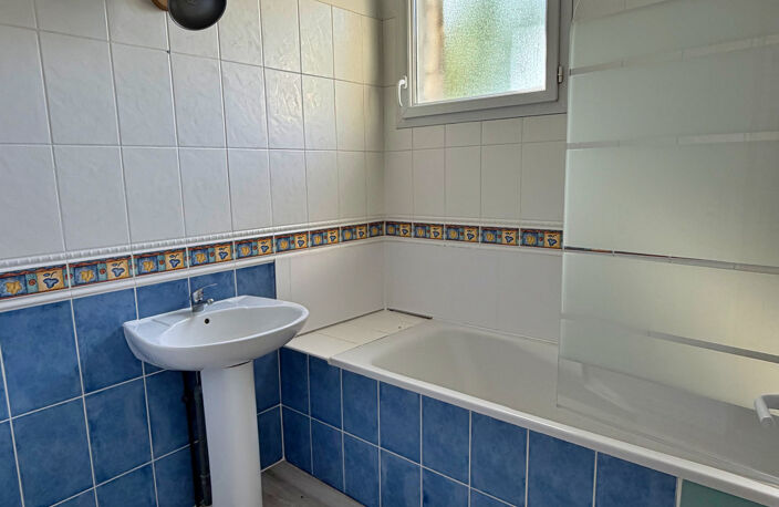 LATRESNE CENTRE - APPARTEMENT 60 M2 - 1ER ET DERNIER ÉTAGE - — photo 5