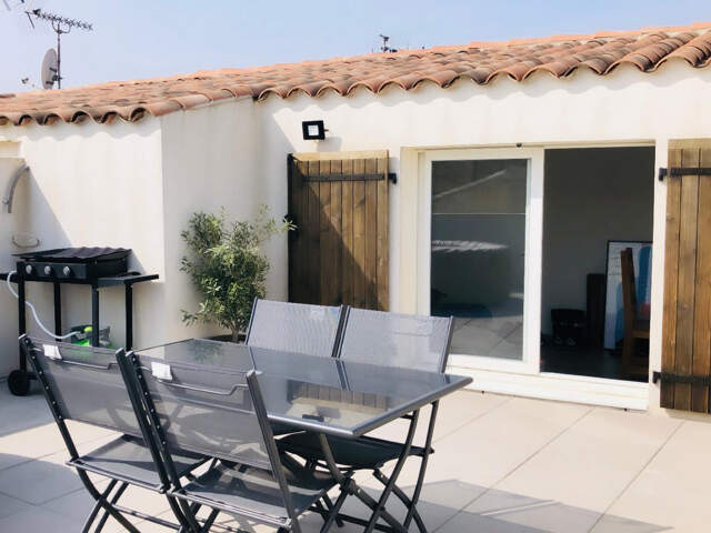 Maison de ville avec terrasse et garage à Vauvert — photo du bien