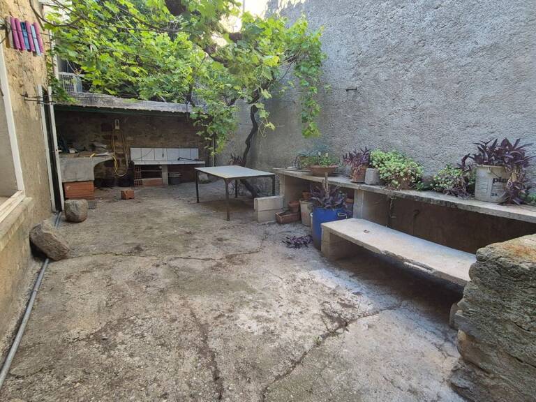 Maison AVEC COUR , DEPENDANCE et GARAGE — photo 1