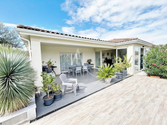 Maison 5 pièces de plain-pied avec piscine et dépendance — photo du bien