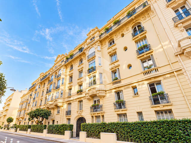 NICE - FLEURS : MAGNIFIQUE 3 PIECES TRAVERSANT SUD/NORD AVEC BALCON DANS UN BEAU BOURGEOIS — photo du bien