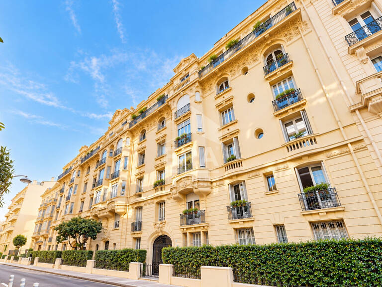 NICE - FLEURS : MAGNIFIQUE 3 PIECES TRAVERSANT SUD/NORD AVEC BALCON DANS UN BEAU BOURGEOIS — photo 1