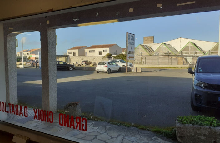 À VENDRE - LOCAL COMMERCIAL 225 m²  - EMPLACEMENT STRATÉGIQUE — photo 2