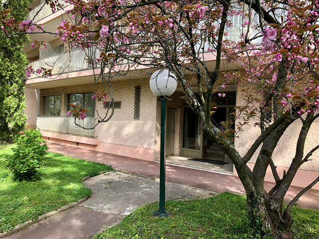 Bureaux et parking au sein d'un parc sécurisé — photo du bien