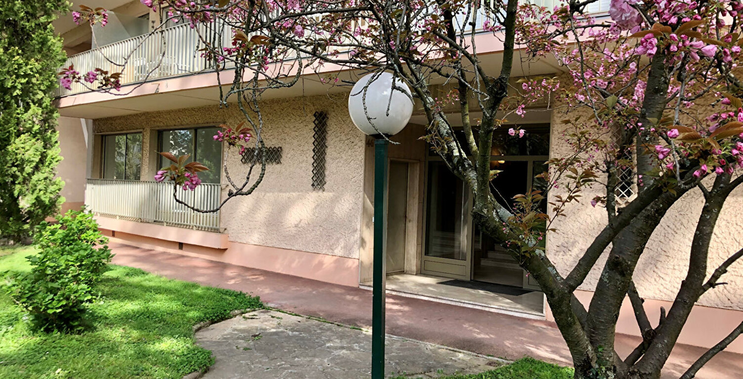Bureaux et parking au sein d'un parc sécurisé — photo 1