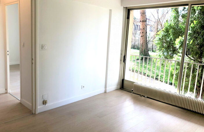 Bureaux et parking au sein d'un parc sécurisé — photo 3