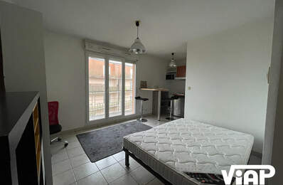 STUDIO MEUBLE PROCHE PLACE DES CARMES — photo du bien